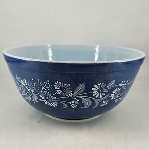Vintage Pyrex Colonial mist Blue with white flowers mixing bowl 2 1/2 qt # 403
